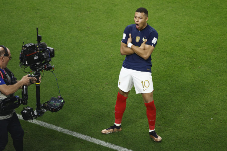 Kylian Mbappe celebra con su típica pose un gol anotado en el Mundial de Qatar. EFE/Rodrigo Jiménez