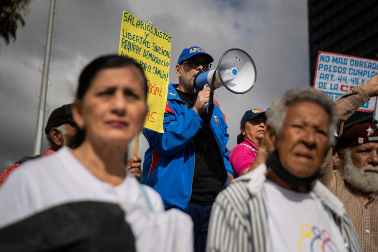 Fotografía de archivo de trabajadores públicos que participan en la tercera jornada de protestas del año para exigir mejoras en sus salarios en Caracas (Venezuela). EFE/ Rayner Peña R.