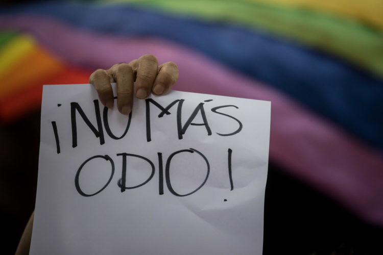 Miembros de la comunidad LGBTI y activistas participan hoy en una manifestación reclamando sus derechos, en una fotografía de archivo. EFE/ Miguel Gutiérrez