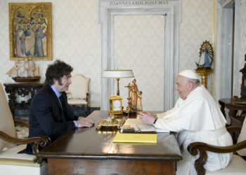 El presidente argentino abordó en el Vaticano su programa para enfrentar la crisis económica