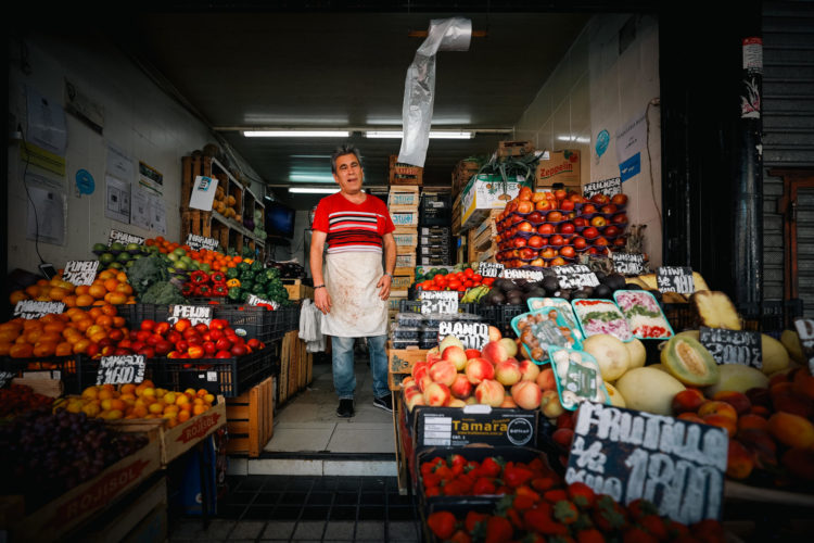 Fotografía de archivo de una venta de frutas y verduras en Buenos Aires (Argentina). EFE/ Juan Ignacio Roncoroni