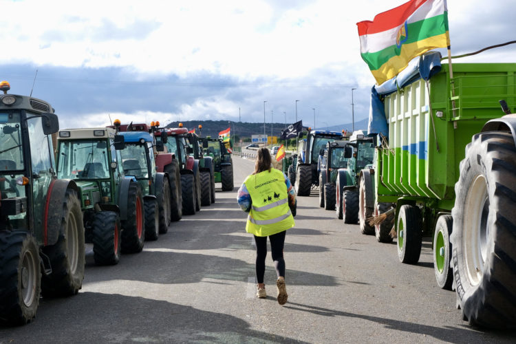 Una de las carreteras contadas por tractores de los agricultores en la quinta jornada de protestas en España. EFE/Fernando Díaz