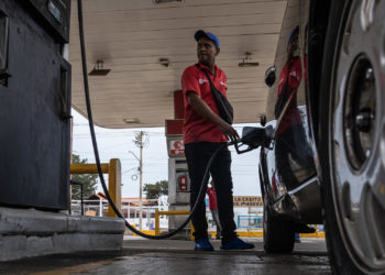 El contrabando de gasolina en Venezuela persiste pese al aumento de su precio, según expertos