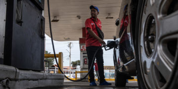 El contrabando de gasolina en Venezuela persiste pese al aumento de su precio, según expertos
