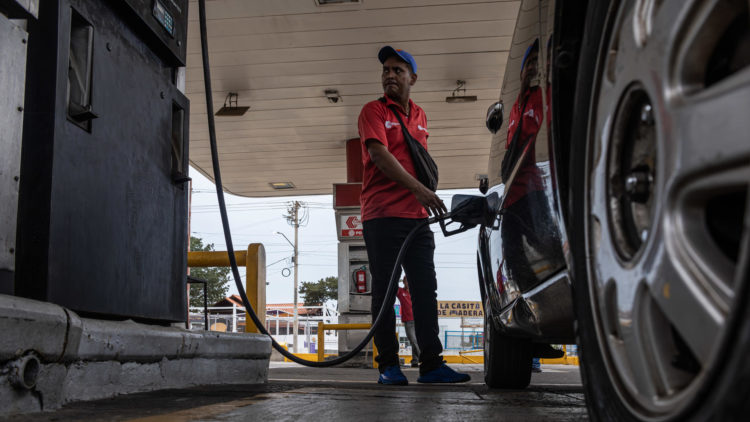 Un empleado de una estación de servicio despacha combustible hoy, en Maracaibo (Venezuela). EFE/Henry Chirinos