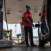 El contrabando de gasolina en Venezuela persiste pese al aumento de su precio, según expertos