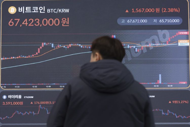 Un marcador electrónico muestra el intercambio de criptomonedas con el precio del bitcoin durante la sesión de bolsa en Seúl de este martes.- EFE/YONHAP