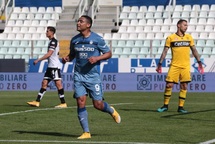 El jugador del Atalanta Luis Muriel celebra un gol durante un partido de la Serie A en foto de archivo de ELISABETTA BARACCHI. EFE