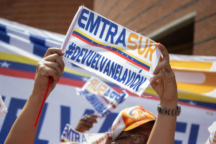 Trabajadores de la aerolínea venezolana Conviasa se manifiestan para pedir el regreso del avión venezolano-iraní retenido en Agentina, en una fotografía de archivo. EFE/ Ronald Peña