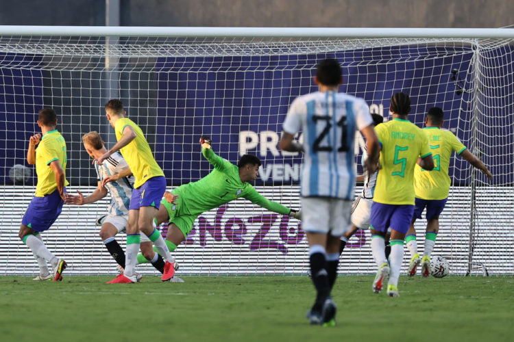 Luciano Gondou (2-i) de Argentina anota un gol ante Brasil en el Torneo Preolímpico Sudamericano Sub-23 en el estadio Nacional Brígido Iriarte en Caracas (Venezuela). EFE/ Miguel Gutiérrez