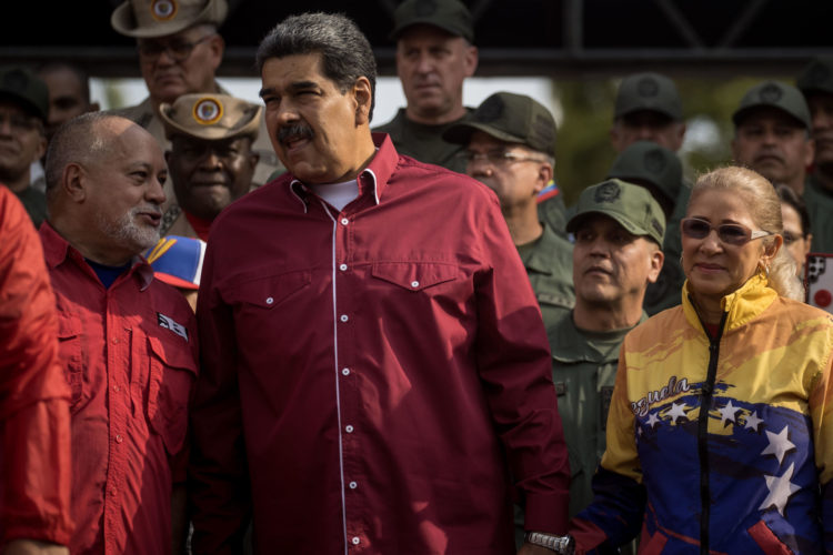 El presidente de Venezuela, Nicolás Maduro (c), la primera dama, Cilia Flores (d), y el primer vicepresidente del gobernante Partido Socialista Unido (PSUV), Diosdado Cabello (i), en una fotografía de archivo. EFE/Miguel Gutiérrez
