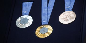 Por qué se incrusta un fragmento de la Torre Eiffel en cada medalla de los JJOO