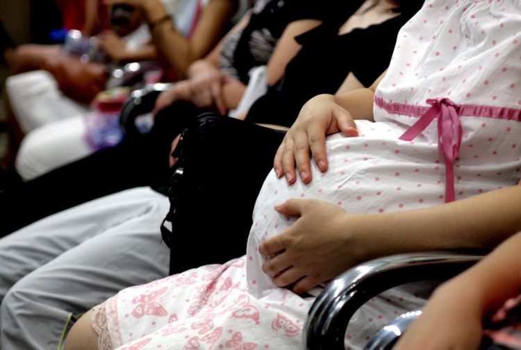 Mujeres embarazadas esperan en un hospital, en una fotografía de archivo. EFE/Bao Dunyuan
