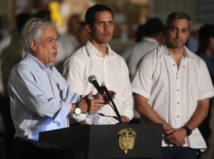 Fotografía de archivo fechada el 22 de febrero de 2019 que muestra al presidente de Chile, Sebastián Piñera (i), y el presidente del Parlamento de Venezuela, Juan Guaidó, durante una rueda de prensa en Cúcuta (Colombia). EFE/ Ernesto Guzman