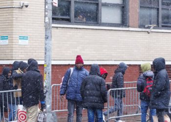 Nueva York extiende el toque de queda a varios refugios para inmigrantes tras un tiroteo