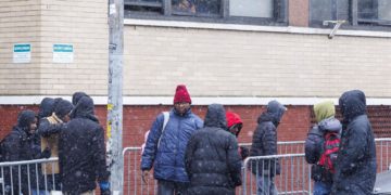 Nueva York extiende el toque de queda a varios refugios para inmigrantes tras un tiroteo