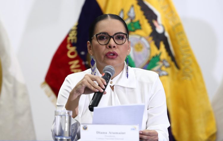 Fotografía de archivo en la que se registró a la presidenta del Consejo Nacional Electoral de Ecuador, Diana Atamaint (c), durante una rueda de prensa, en Quito (Ecuador). EFE/José Jácome