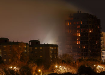 Los bomberos acceden al edificio incendiado en la ciudad española de Valencia