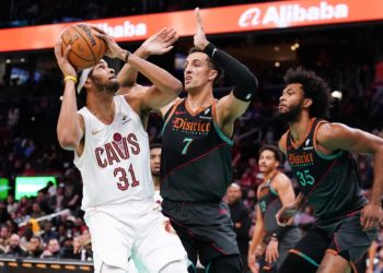 Jokic, Sabonis y Holmgren hacen historia en la NBA; Lakers y Warriors se atascan