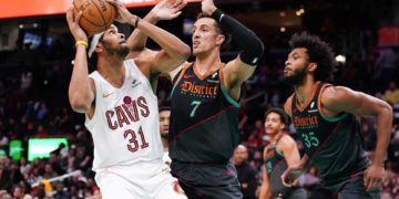 Jokic, Sabonis y Holmgren hacen historia en la NBA; Lakers y Warriors se atascan