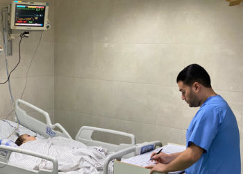 La OMS califica de «indescriptible» la situación en el Hospital Naser, donde siguen las evacuaciones