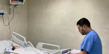 La OMS califica de «indescriptible» la situación en el Hospital Naser, donde siguen las evacuaciones