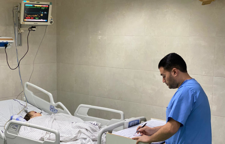 Foto de archivo de un médico atendiendo a un bebé en el hospital Naser en Jan Yunis. EFE/ Anas Baba ***MEJOR CALIDAD DISPONIBLE***