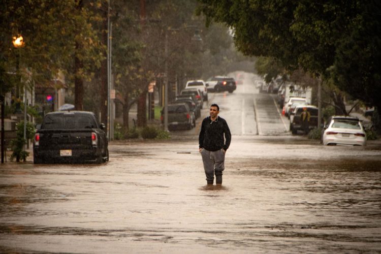 Un hombre se encuentra en medio de Bath Street inundada durante un evento meteorológico atmosférico en el río en Santa Bárbara, California, EE.UU., este 4 de febrero de 2024. EFE/EPA/Erick Madrid