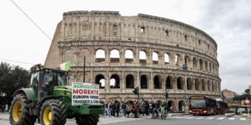 Meloni promete a los agricultores exenciones fiscales y «defender» la producción nacional