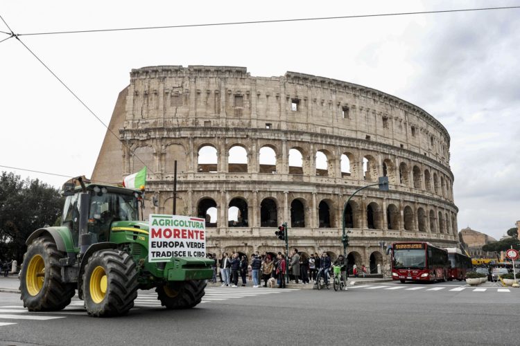 El tractor de un granjero pasa frente al Coliseo en Roma, Italia, el 9 de febrero de 2024. Los agricultores del 'Riscatto Agricolo' (Redención Agrícola), uno de los varios grupos involucrados en las protestas pacíficas de los tractores que se apoderan de Italia contra las políticas agrícolas europeas y nacionales y las dificultades generales en el sector, pasaron por el Coliseo el 9 de febrero como parte de una pequeña manifestación en la ciudad. Los agricultores han solicitado una reunión con la primera ministra italiana, Giorgia Meloni, y con el ministro de Agricultura, Francesco Lollobrigida. (Protestas, Francia, Italia, Roma) EFE/EPA/Fabio Frustaci