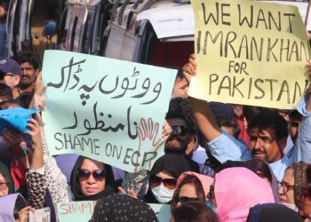 La caída de los generales y las 7 vidas de Khan, claves de las elecciones de Pakistán