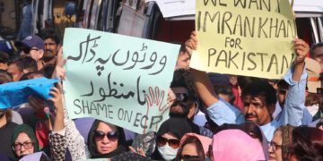 La caída de los generales y las 7 vidas de Khan, claves de las elecciones de Pakistán