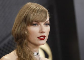 Taylor Swift consagra su legado en unos Grammy donde Karol G y Peso Pluma se estrenaron