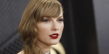 Taylor Swift consagra su legado en unos Grammy donde Karol G y Peso Pluma se estrenaron