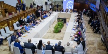 Venezuela construye un calendario electoral sin participación de la oposición mayoritaria