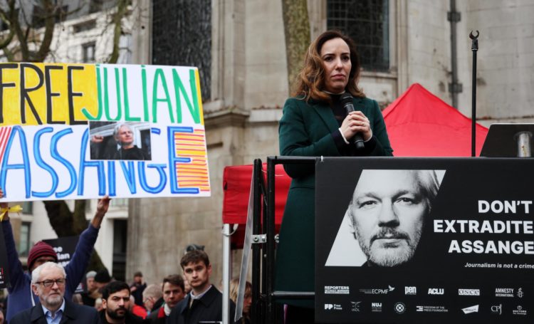 Stella Assange, esposa de Julian Assange, da un discurso delante del Tribunal Superior de Londres. EFE/EPA/ANDY RAIN