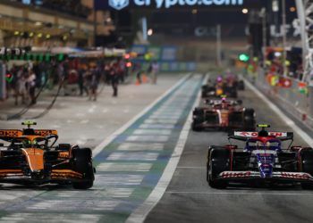 Hamilton manda, Mercedes avisa y Alonso se apunta a la fiesta en los segundos libres