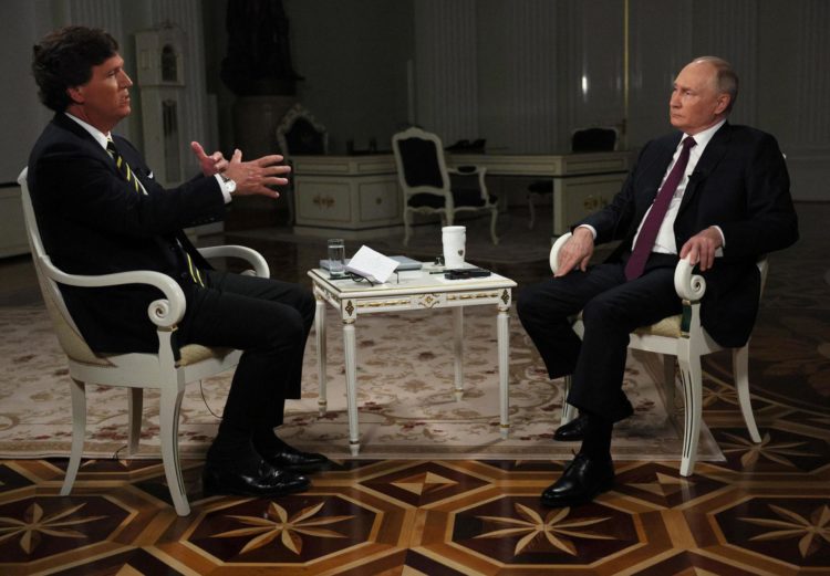 El presidente ruso, Vladimir Putin, asiste a una entrevista con el periodista estadounidense Tucker Carlson en el Kremlin de Moscú, Rusia, el 09 de febrero de 2024. (Rusia, Moscú) EFE/EPA/GAVRIIL GRIGOROV/SPUTNIK/KREMLIN POOL