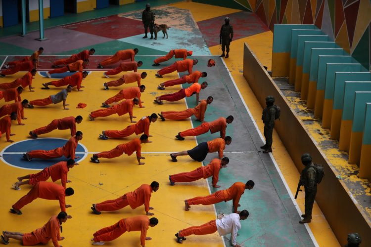 Reclusos realizan ejercicios durante en la cárcel de Cotopaxi, en Latacunga (Ecuador), en una fotografía de archivo. EFE/José Jácome