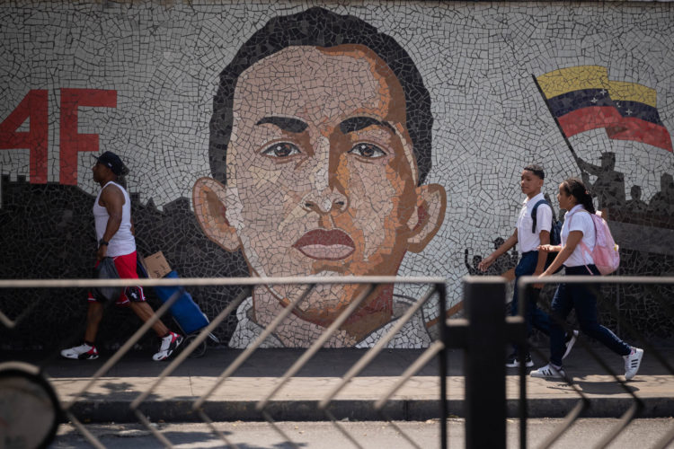 Mural del ex presidente fallecido Hugo Chávez , el 26 de enero de 2024, en Caracas (Venezuela). EFE/ Rayner Peña R.