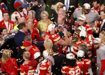 Miles de aficionados ovacionan en las calles de Kansas City a los bicampeones de la NFL