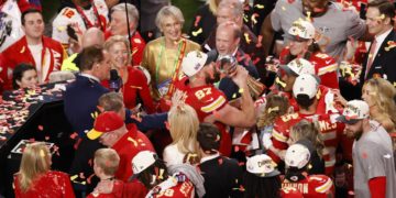 Miles de aficionados ovacionan en las calles de Kansas City a los bicampeones de la NFL