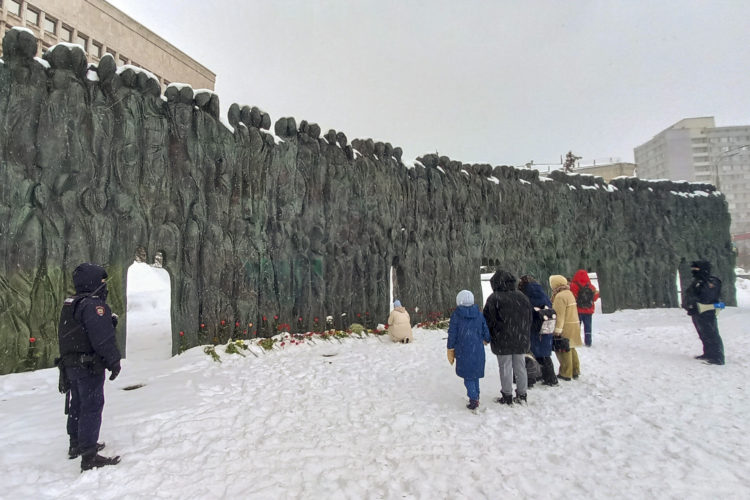 Simpatizantes de la oposición al Kremlin depositaron ramos de flores y velas en el Muro del Dolor en Moscú por el fallecido líder opositor ruso, Alexéi Navalni. EFE/ Ignacio Ortega