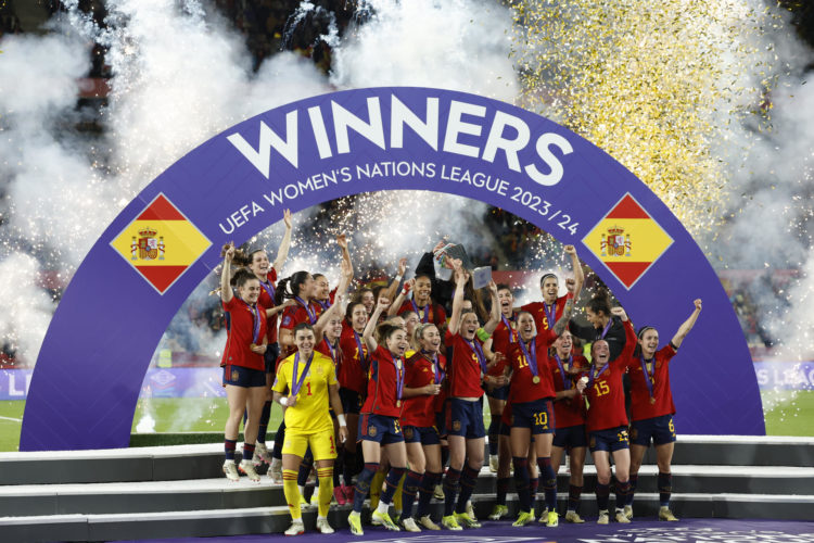 Las jugadoras de la selección española celebran su triunfo ante Francia en la final de la Liga de Naciones Femenina, este miércoles en el Estadio de La Cartuja en Sevilla. EFE/Julio Muñoz