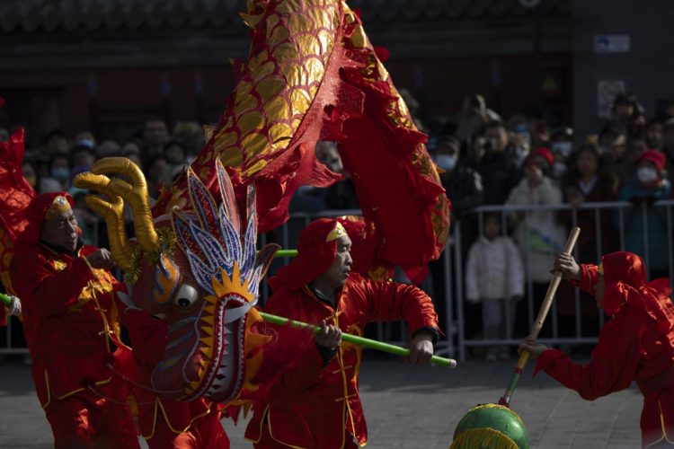 Artistas en acción durante una Danza del Dragón en el Templo Dongyue en Beijing, China. Las celebraciones del año Nuevo Lunar del Dragón se celebran en toda China durante la semana del Festival de Primavera .
EFE/EPA/ANDRES MARTINEZ CASARES
