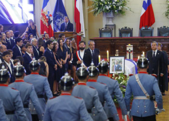 «Piñera abrió camino a una derecha moderna y democrática», dice Boric en su funeral