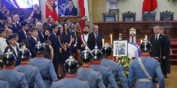 «Piñera abrió camino a una derecha moderna y democrática», dice Boric en su funeral
