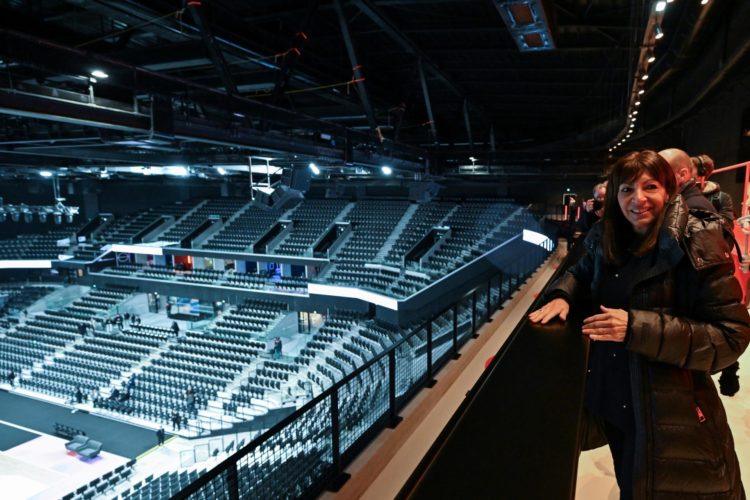 La alcadesa de París Anne Hidalgo (d) en la inauguración del Adidas Arena, un pabellón con capacidad para 8.000 espectadores en el que se disputarán las competiciones de gimnasia artística y bádminton de los Juegos, así como las de halterofilia y bádminton de los Paralímpicos.EFE/EPA/MIGUEL MEDINA