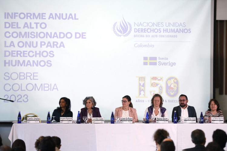 La representante en Colombia de la Oficina de la ONU para los Derechos Humanos, Juliette de Rivero (3i), participa este miércoles en la presentación del más reciente informe sobre la materia en el país, en Bogotá (Colombia). EFE/ Carlos Ortega