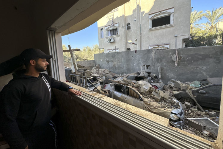 Daños causados después de que aviones de combate israelíes bombardearan las casas de las familias Fahjan y Al-Mughi. EFE/STR